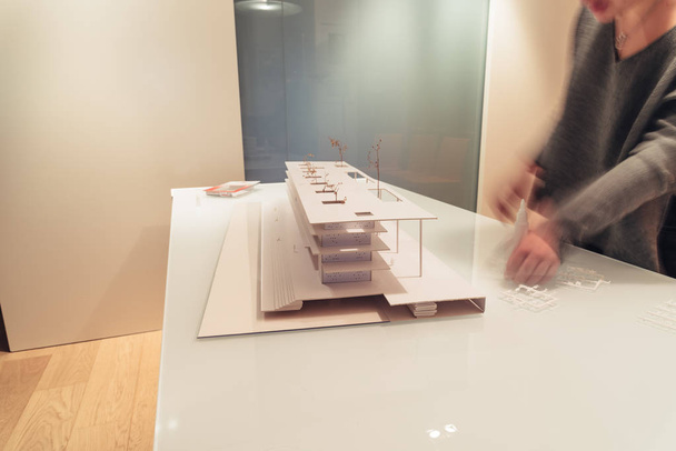 Ženské architekt pracuje na model architektury na stole - Fotografie, Obrázek