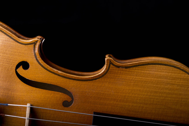 Geige Musikinstrument Nahaufnahme isoliert auf schwarz - Foto, Bild