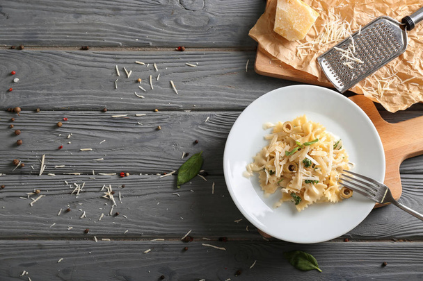 Plaat met heerlijke pasta op houten tafel - Foto, afbeelding