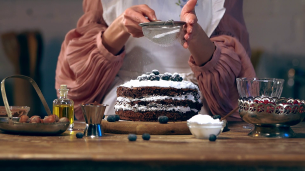 ağır çekim Kadın aşçı kremalı kek üzerine pudra şekeri eleme  - Video, Çekim