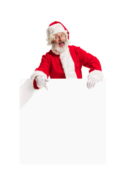Hyvää Joulupukki osoittaa tyhjä mainos bannerin tausta kopioi tilaa. Hymyilevä Joulupukki osoittaa valkoisella tyhjä merkki
 - Valokuva, kuva