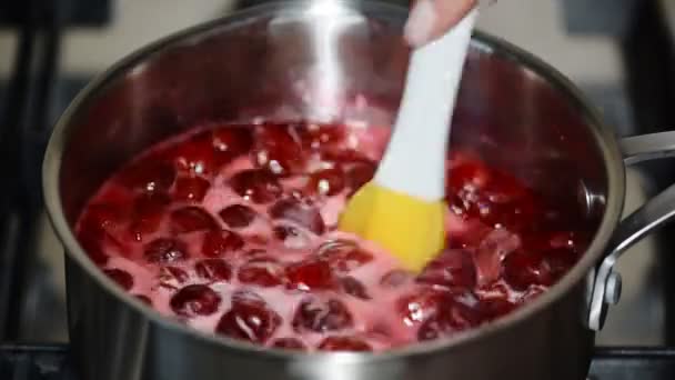 Haciendo relleno de cereza para pastel. Proceso de cocción
 - Imágenes, Vídeo