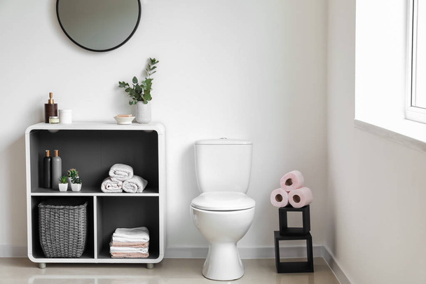 Сучасний інтер'єр туалетної кімнати з керамічним унітазом
 - Фото, зображення