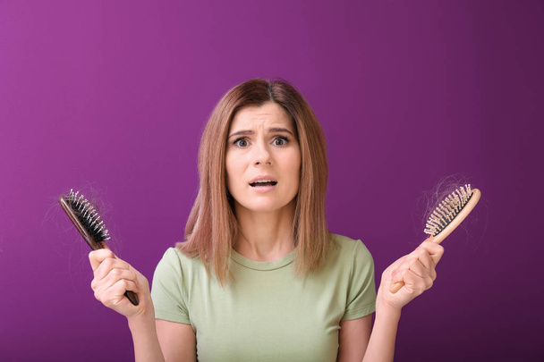 Žena s problémem vypadávání vlasů na barvu pozadí - Fotografie, Obrázek