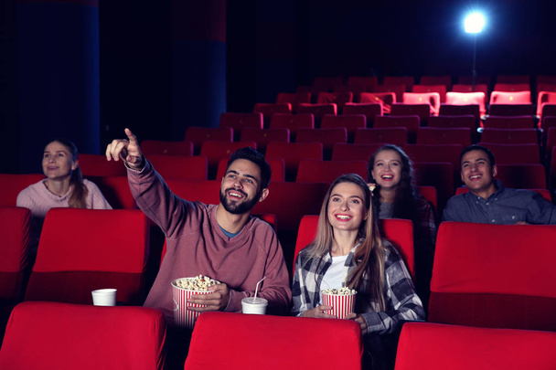 Mensen die films kijken in de bioscoop - Foto, afbeelding