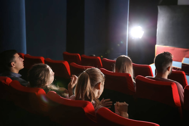 Persone che guardano film al cinema - Foto, immagini