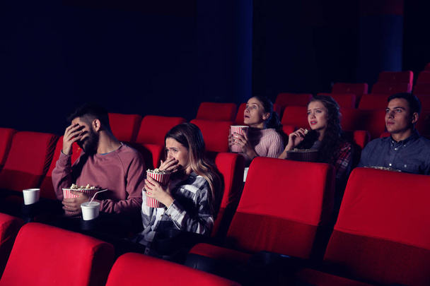 Pessoas assistindo filme no cinema - Foto, Imagem