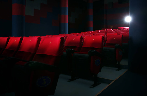 Пустой кинотеатр с удобными стульями
 - Фото, изображение