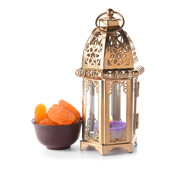 Lampe musulmane comme symbole du Ramadan et abricots secs sur fond blanc
 - Photo, image