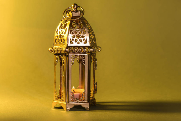 Lâmpada muçulmana como símbolo Ramadã no fundo de cor
 - Foto, Imagem