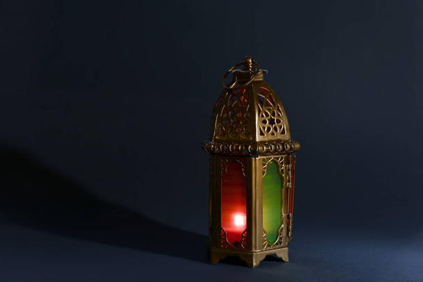 Lámpara musulmana como símbolo de Ramadán sobre fondo oscuro
 - Foto, Imagen