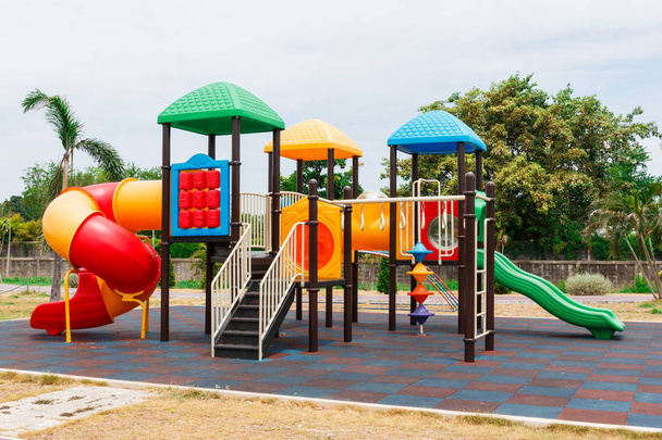 Parco giochi per bambini nel parco pubblico
 - Foto, immagini