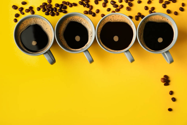 Tazas de café caliente sobre fondo de color - Foto, imagen