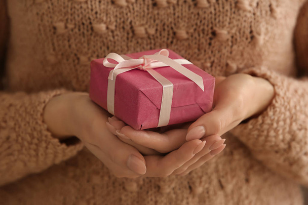 Молодая женщина с подарочной коробкой, крупным планом
 - Фото, изображение