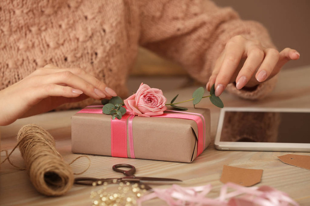 Žena balení krásný dárek, closeup - Fotografie, Obrázek