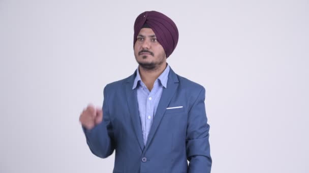 Happy Brodaty indyjski biznesmen Sikh uśmiechnięty palcem wskazującym - Materiał filmowy, wideo