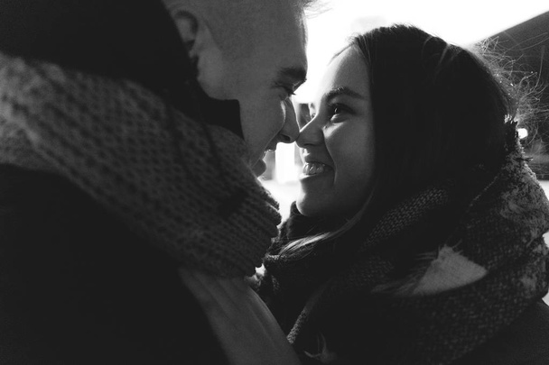 Молодая влюбленная пара обнимает зиму на улице. Teen
 - Фото, изображение