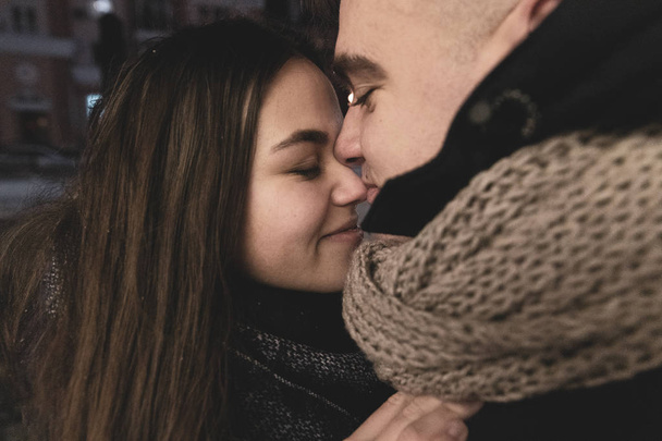 Jovem casal amoroso abraçando o inverno ao ar livre. Adolescente
 - Foto, Imagem