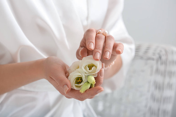 Krásná mladá žena s elegantní šperky a květiny - Fotografie, Obrázek