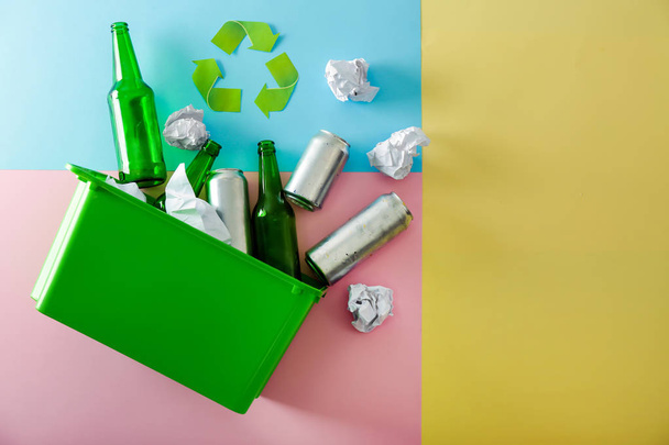Коробка с мусором на цветном фоне. Концепция вторичной переработки
 - Фото, изображение