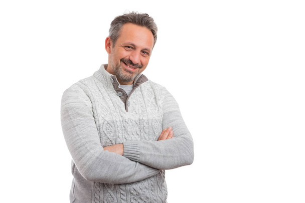 Retrato del hombre sonriendo con los brazos cruzados usando jersey de punto gris aislado sobre fondo blanco del estudio
 - Foto, imagen