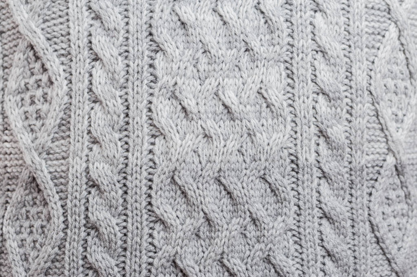 Közelkép az alakzatok kötött pulóver vagy pulóver, mint téli divat fogalmát elszigetelt fehér stúdió háttere - Fotó, kép