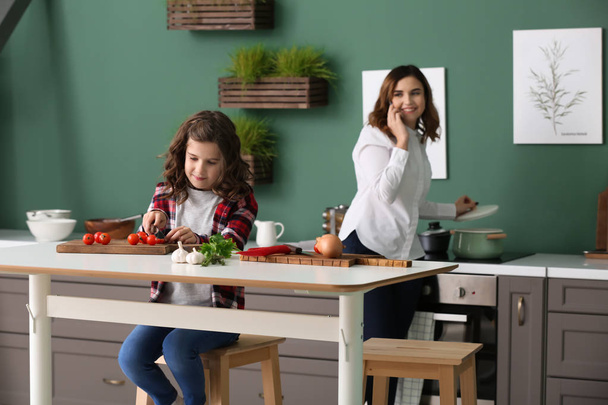 Meşgul anne kızıyla evde çalışırken pişirme - Fotoğraf, Görsel