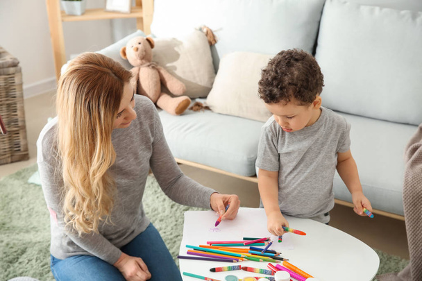 Cute little boy with mother drawing at home - Fotoğraf, Görsel
