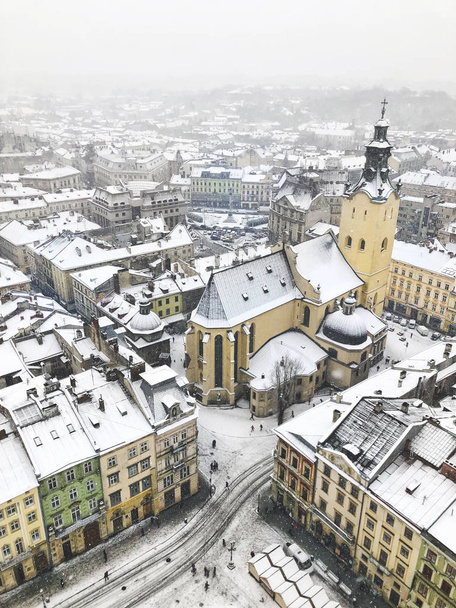 Αεροφωτογραφία της Λβιβ πόλη με λατινικό καθεδρικό ναό στο κέντρο, στην Ουκρανία - Φωτογραφία, εικόνα
