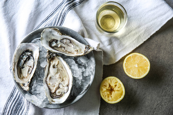 Plaat met lekkere Koude oesters op tafel - Foto, afbeelding