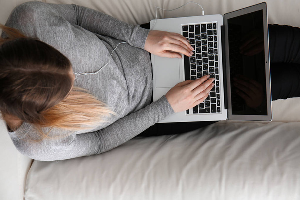 Mulher trabalhando no laptop moderno em casa
 - Foto, Imagem