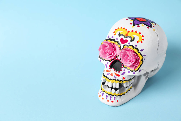 Раскрашенный человеческий череп ко Дню мертвых в Мексике на цветном фоне
 - Фото, изображение