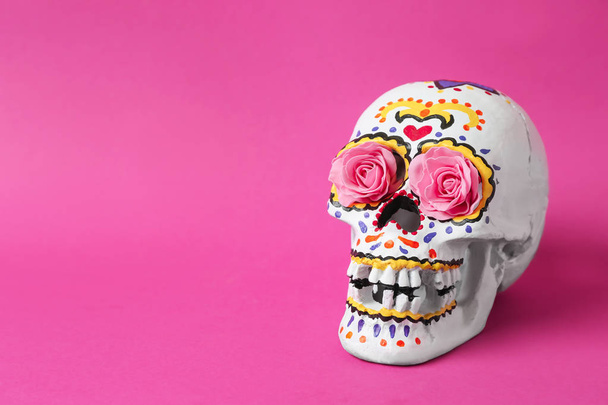 Раскрашенный человеческий череп ко Дню мертвых в Мексике на цветном фоне
 - Фото, изображение