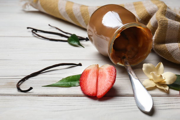 Převrácené sklenice s zbytky chutný vanilkový dezert na dřevěný stůl - Fotografie, Obrázek