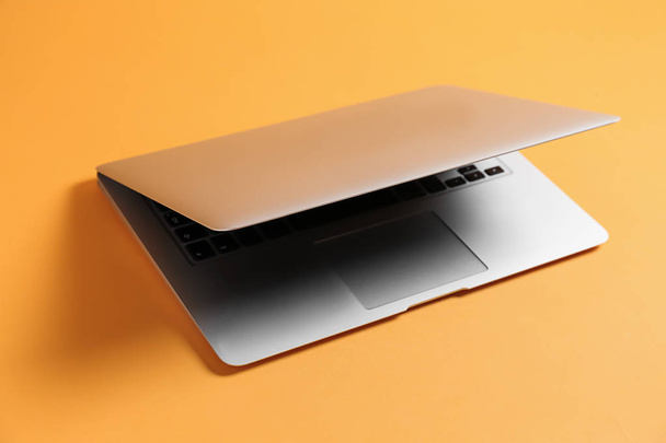 Modern laptop on color background - Foto, Imagen