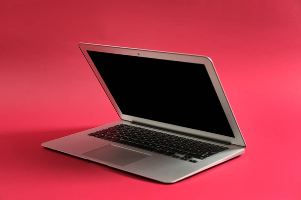Современный ноутбук на цветном фоне - Фото, изображение