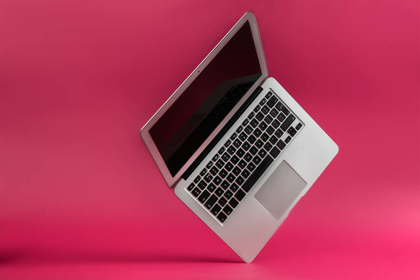 Moderner Laptop auf farbigem Hintergrund - Foto, Bild