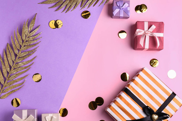 Renk arka plan üzerinde güzel hediye kutuları ile kompozisyon - Fotoğraf, Görsel