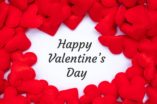 Šťastný Valentýna slovo s červené srdce tvar dekorace pozadí. Láska, svatba, romantické a prázdninové koncepce - Fotografie, Obrázek