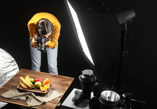Nuori nainen ottaa kuvan maukkaita hedelmiä ammatillinen valokuva studio
 - Valokuva, kuva
