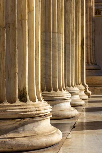 Detalle de pilares de mármol clásico en la fachada de la Academia Nacional de Atenas, Grecia
 - Foto, Imagen