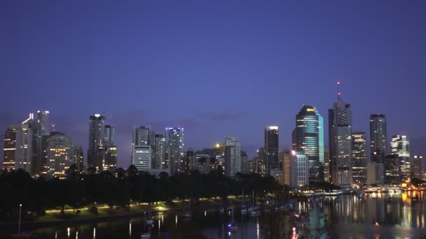 夜明けにオーストラリアのブリスベンのスカイラインのビューをパン - 映像、動画