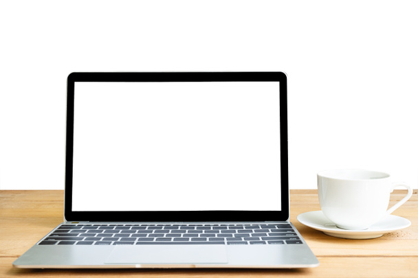 Edessä näkymä kannettavan tietokoneen ja kahvikupin työpöydälle, Laptop mockup valkoisella taustalla
 - Valokuva, kuva