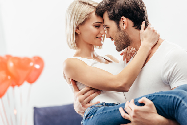 foyer sélectif de petite amie attrayante et beau petit ami tenant et embrassant à la maison le jour de la Saint-Valentin
 - Photo, image
