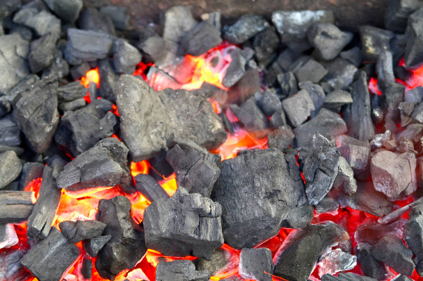 Quema de carbón vegetal primer plano fondo
 - Foto, imagen