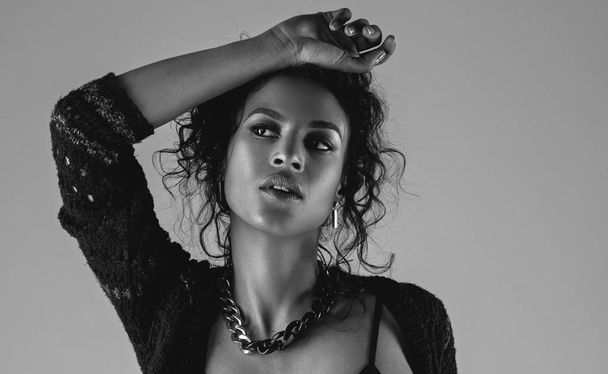 zwart-wit foto prachtige Afrikaanse Amerikaanse model - Foto, afbeelding