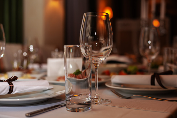 long table is set at a restaurant - Zdjęcie, obraz