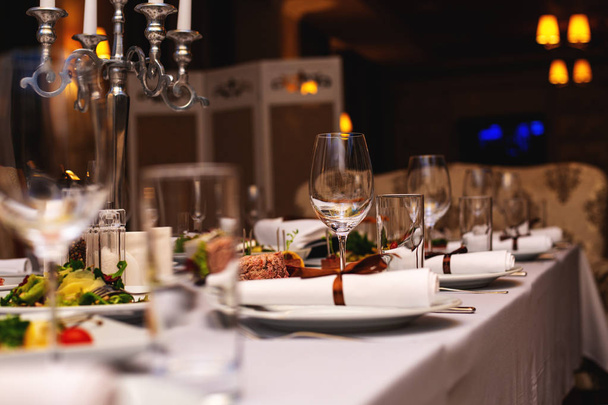 Catering-Tisch-Service mit Besteck und Glasbesteck im Restaurant vor der Party - Foto, Bild