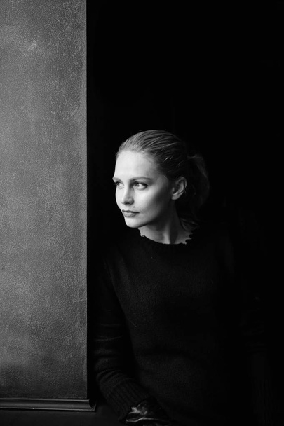 black and white portrait of beautiful elegant woman - Valokuva, kuva