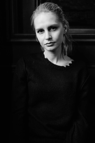 black and white portrait of beautiful elegant woman - Fotó, kép